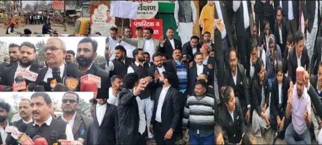 Sonbhadra News: महिला अधिवक्ता से अभद्रता पर वकीलों का प्रदर्शन, दोषी बचे टोल कर्मियों की गिरफ्तारी और लोढ़ी टोल प्लाजा हटाने की मांग.