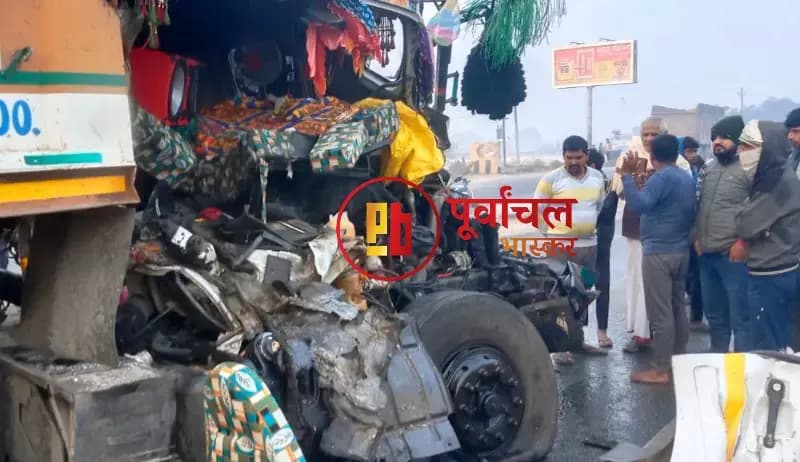 Chandauli News: तेज रफ्तार का कहर, ट्रेलर ट्रको की भीषण टक्कर, चालक गंभीर रूप से घायल.
