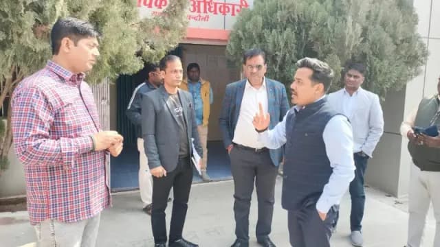 Chandauli News: एसआईआर के नो मैपिंग सत्यापन में सुस्ती पर एसडीएम सख्त.
