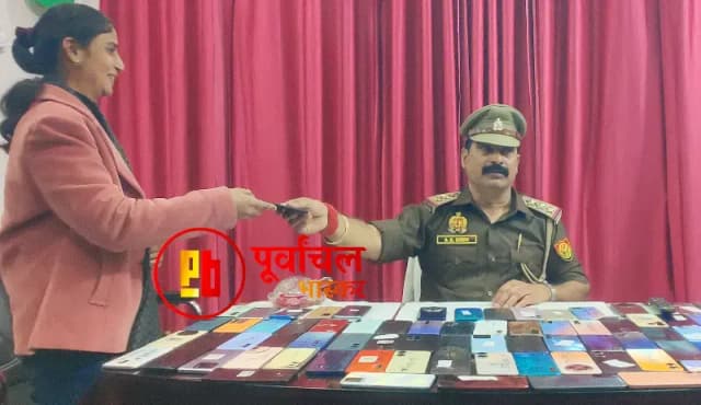 Chandauli News: जीआरपी ने सर्विलांस से खोजे 120 गुम मोबाइल, यात्रियों को सौंपे.