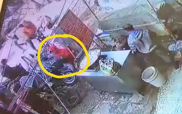 Chandauli News: व्यापारी का सवा लाख रुपये से भरा बैग चोरी, घटना सीसीटीवी कैमरे में कैद. 
