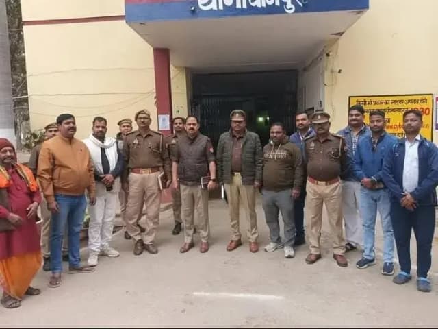 Sonbhadra News: प्रभारी निरीक्षक के स्थानांतरण पर दी गई भावभीनी विदाई.