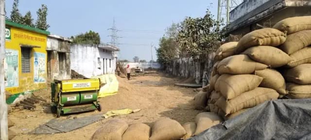 Chandauli News: बोरा संकट से ठप धान खरीद, किसानों ने आंदोलन की दी चेतावनी.
