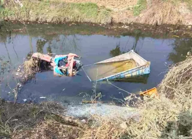 Chandauli News: नहर में पलटा अनियंत्रित ट्रैक्टर, इलाज के दौरान चालक की मौत.
