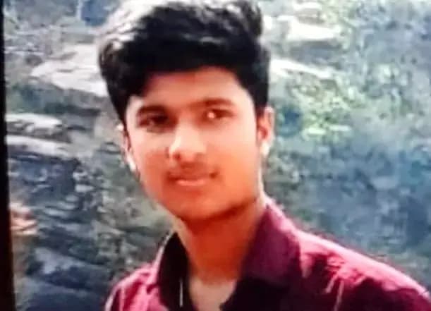 Chandauli News: इंटर के छात्र ने फंदे से लटक कर दी जान, मचा हड़कंप.
