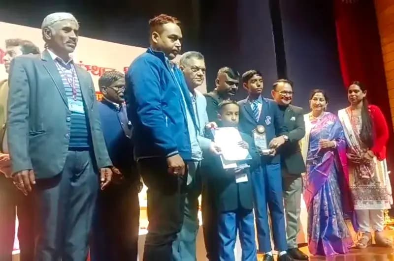 Chandauli News: अंतरराष्ट्रीय हिंदी ओलंपियाड 2025 में जेएस पब्लिक स्कूल का शानदार प्रदर्शन, 40 छात्रों ने जीते पदक.
