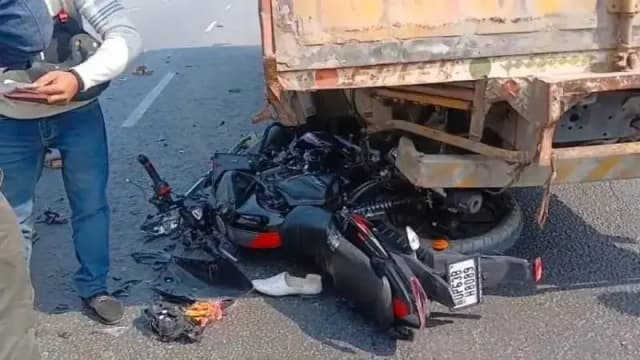 Chandauli News: रील बनाने का शौक बना काल, हाईवे पर ट्रक से टकराई बाइक, मामा की मौत, भांजा गंभीर.
