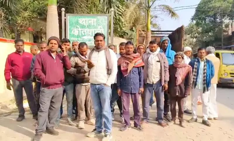 Chandauli News: तेज रफ्तार टेलर की चपेट में आए युवक की दर्दनाक मौत, गांव में शोक की लहर.
