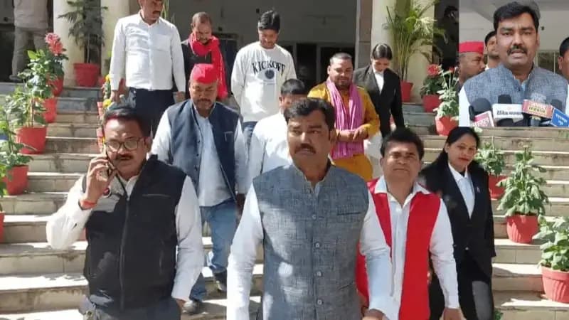 Sonbhadra News: भाजपा पर साजिश रच वोट चोरी के प्रयास का आरोप, सपा नेताओं ने उपजिलाधिकारी से मिलकर सौंपा ज्ञापन.