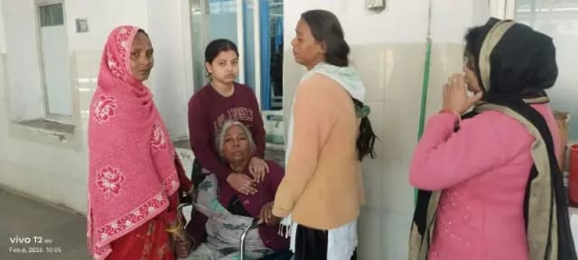 Chandauli News: रेलवे अस्पताल में भर्ती सेवानिवृत्त आरपीएफ कर्मी की मौत, परिजनों का हंगामा.
