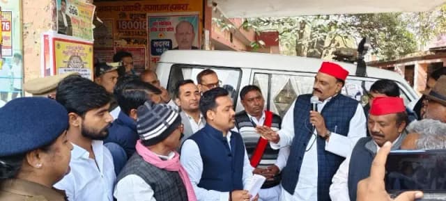 Chandauli News: एसआईआर में धांधली और किसानों कि समस्या को लेकर सपाइयों ने घेरा एसडीएम कार्यालय. 
