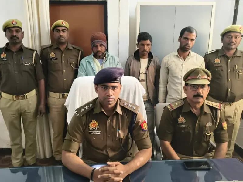 Sonbhadra News: गो-तस्करी गिरोह के सरगना समेत 3 गिरफ्तार, 8 गोवंश बरामद, अभियुक्तों को जंगल के रास्ते पैदल गोवंशों को ले जाते हुए पकड़ा. 