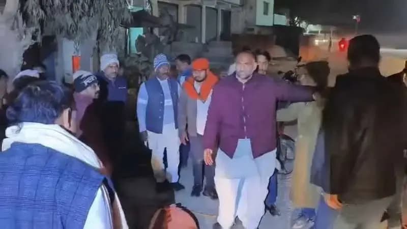 Chandauli News: सड़क हादसे में बीजेपी नेता के भाई बुजुर्ग सहित दो घायल, पूर्व विधायक ने पहुंचाया अस्पताल. 
