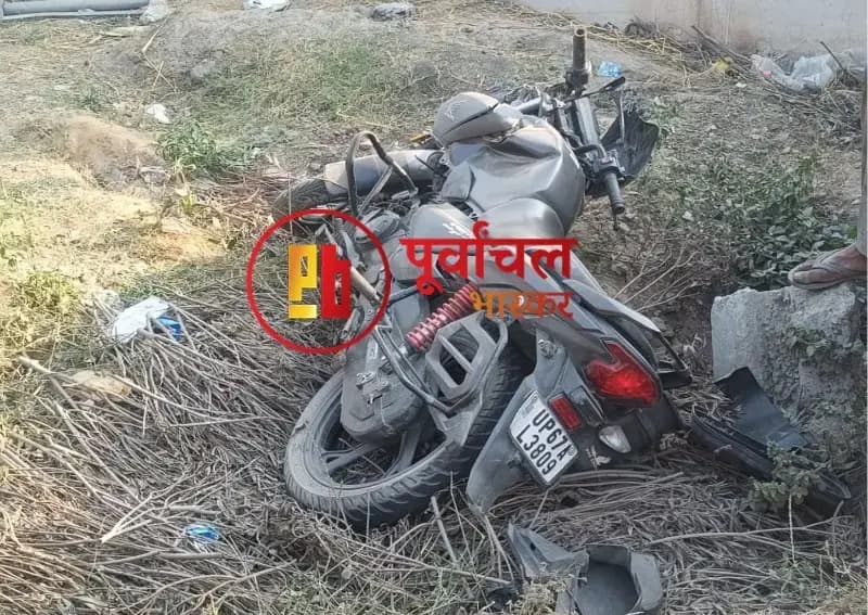 Chandauli News: डिवाइडर से टकरा कर बाइक सवार दो युवकों की दर्दनाक मौत.

