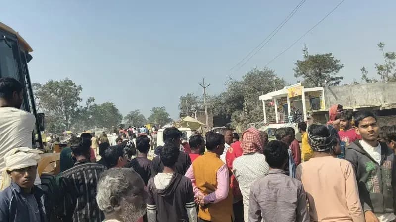 Chandauli News:अवैध कब्जा हटाने पहुंची प्रशासनिक टीम को ग्रामीणों ने खदेड़ा.
