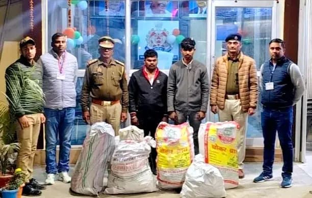 Chandauli News: 229.5 लीटर अवैध अंग्रेजी शराब के साथ दो तस्कर गिरफ्तार.
