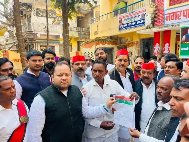 Chandauli News: नगर पालिका क्षेत्र कि समस्याओं को लेकर सपा ने दिया धरना, एसडीएम को सौंपा ज्ञापन.
