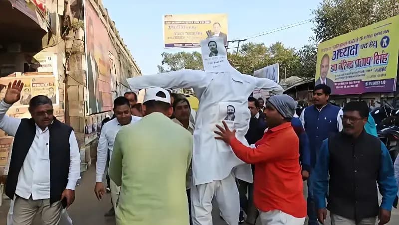 Chandauli News: टीईटी अनिवार्यता के विरोध में शिक्षकों का प्रदर्शन, फुका राज्यमंत्री का पुतला.
