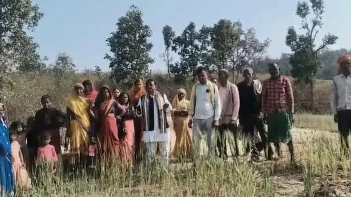 Sonbhadra News: जंगल विभाग पर फसल नष्ट करने का आरोप, सरकार गरीब किसानों की कर रही अनदेखी- सेत राम केसरी.