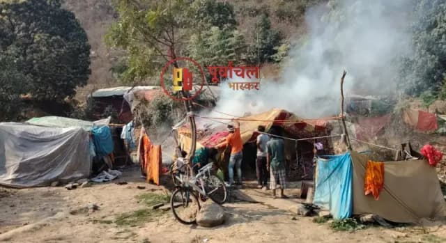 Chandauli News: सड़क किनारे रिहायसी झोपड़ियों में लगी भीषण आग, दो परिवारों की झोपड़ियां जलकर खाक.
