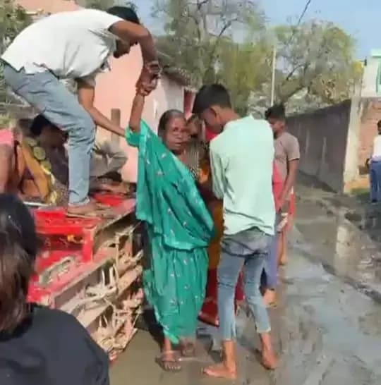 Chandauli News: जर्जर सड़क पर पलटी सवारी टोटो, बाल-बाल बचे ग्रामीण.

