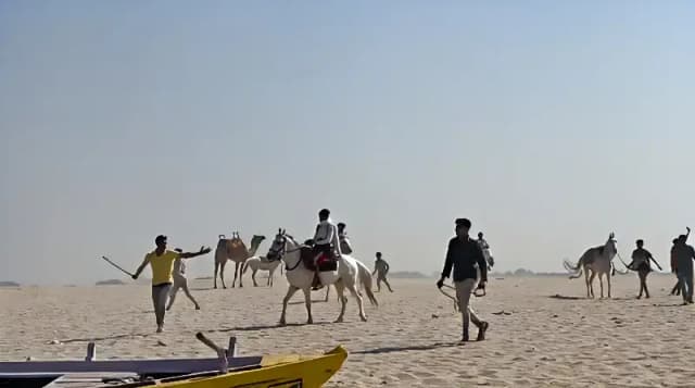 Chandauli News: गंगा तट पर नाव चालकों और घोड़ा-ऊंट संचालकों में खुनी झड़प, वीडियो वायरल.
