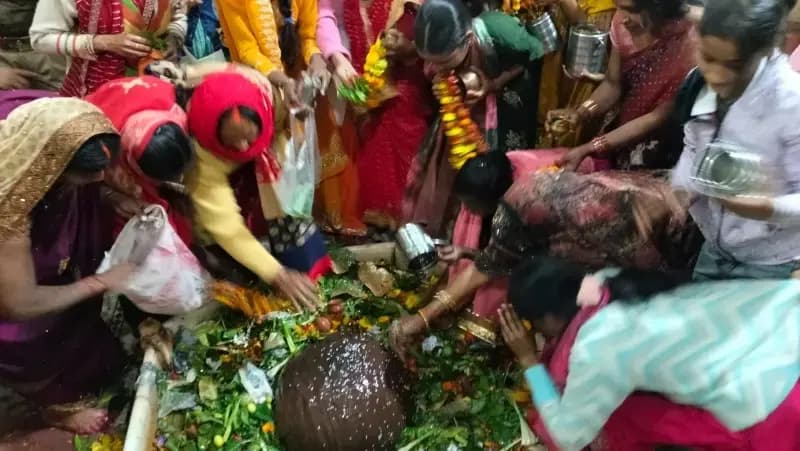 Chandauli News: महाशिवरात्रि पर कालेश्वरनाथ धाम में उमड़ा आस्था का सैलाब.
