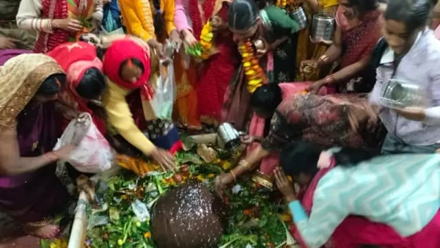 Chandauli News: महाशिवरात्रि पर कालेश्वरनाथ धाम में उमड़ा आस्था का सैलाब.
