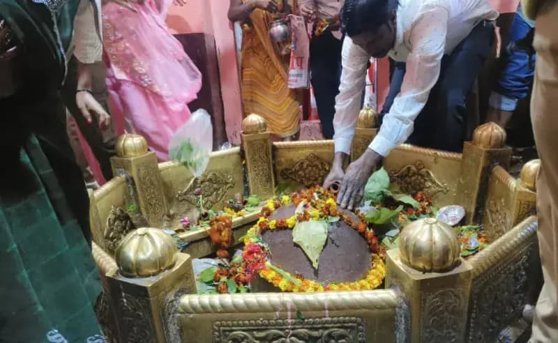 Chandauli News: महाशिवरात्रि पर दो लाख से अधिक श्रद्धालुओं ने किया बाबा जागेश्वर नाथ का जलाभिषेक.
