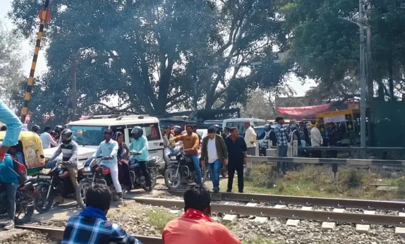 Chandauli News: महाशिवरात्रि पर रेलवे क्रॉसिंग बंद न होने से 25 मिनट तक रुकी रहीं ट्रेनें, मची रही अफरा-तफरी.

