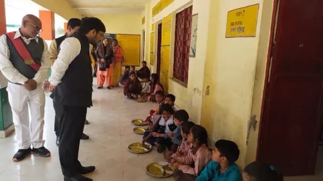 Chandauli News: डीएम ने प्राथमिक विद्यालय और पीचसी का किया औचक दौरा, अस्पताल में और स्कुल में सुधार के दिए निर्देश.
