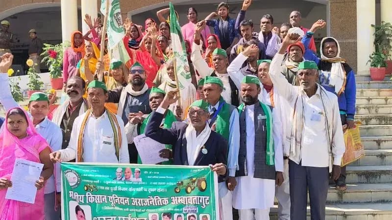 Sonbhadra News: भारत-अमेरिका ट्रेड डील रद्द करने सहित पांच सूत्रीय मांगें को लेकर भारतीय किसान यूनियन प्रदर्शन करते हुए पहुंचा कलेक्ट्रेट.