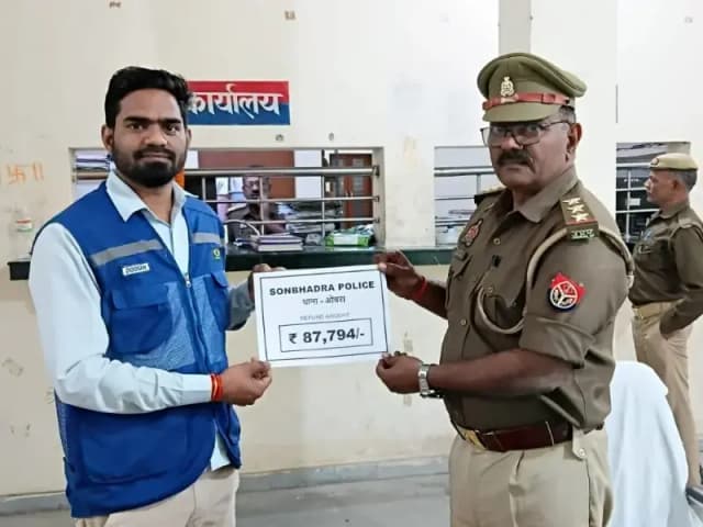 Sonbhadra News: ओबरा पुलिस की साइबर टीम ने ठगी के शिकार तीन पीड़ितों को लौटाए 3.33 लाख रुपये.
