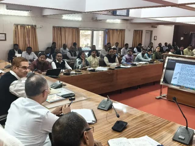 Sonbhadra News: जिलाधिकारी ने सीएम डैशबोर्ड से विकास कार्यों की समीक्षा की, निर्धारित समय में शत-प्रतिशत कार्य पूरे करने के निर्देश दिए.