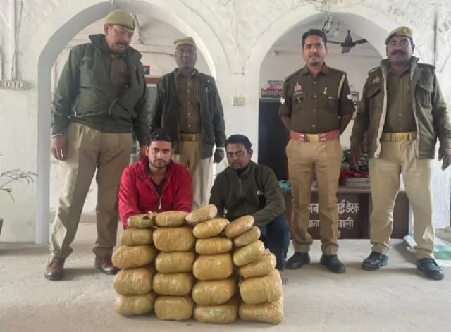 Chandauli News: 32 किलो गांजा के साथ दो अंतर्राज्यीय गांजा तस्कर गिरफ्तार.
