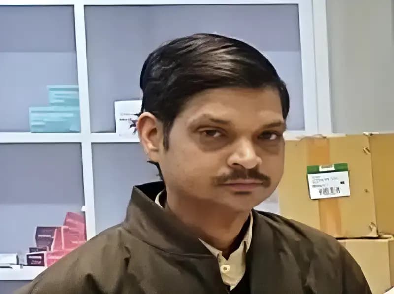 Chandauli News: संदिग्ध हालात में मिला एक निजी अस्पताल के लैब टेक्नीशियन का अधजला शव.
