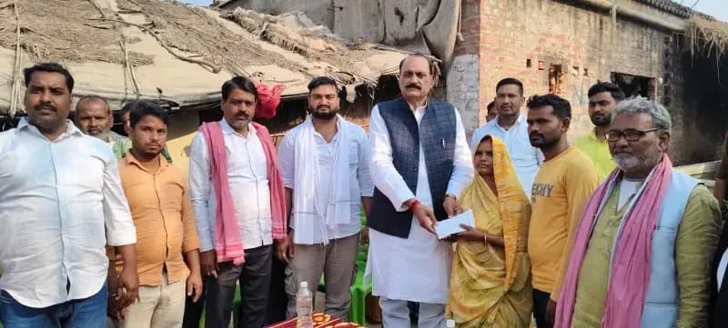 Chandauli News: अखिलेश यादव ने सकलडीहा के युवक को दिया 51 हजार का सम्मान.
