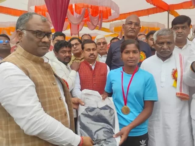 Chandauli News: खेल प्रतियोगिता का समापन, मंत्री ने खिलाड़ियों को किया सम्मानित.
