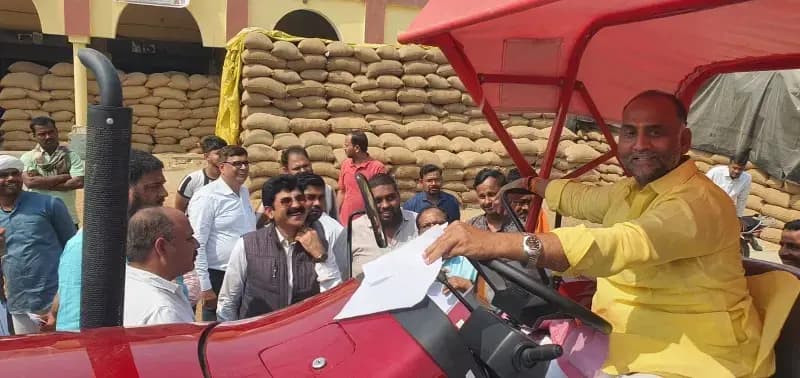 Chandauli News: धान खरीद को लेकर सड़क पर उतरे मनोज सिंह डब्लू, पुलिस ने थमाया नोटिस.
