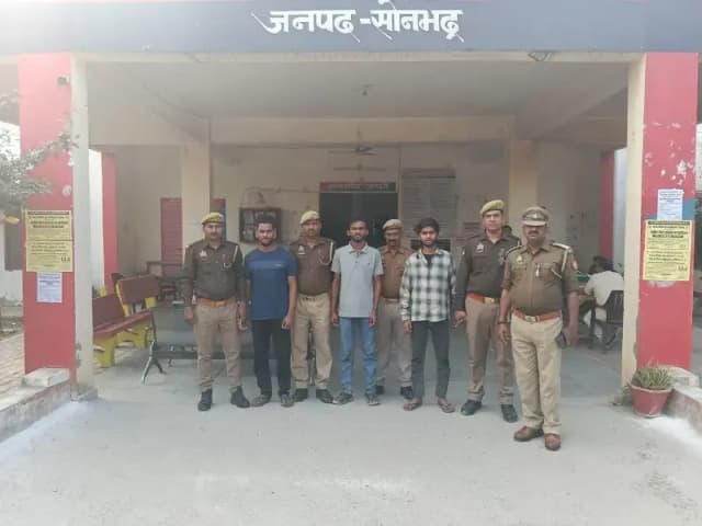 Sonbhadra News: ओबरा में सार्वजनिक स्थान से 3 युवक गिरफ्तार, स्टंट, तेज गाने और बदसलूकी का आरोप.