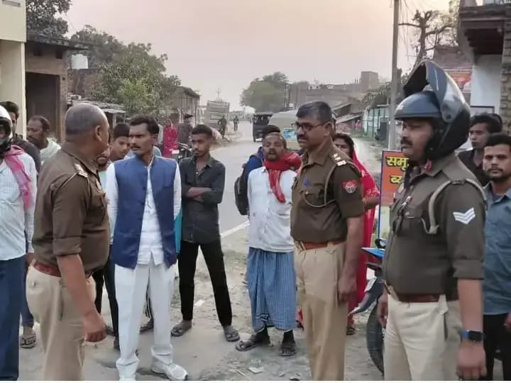 Chandauli News: अनियंत्रित स्कॉर्पियो बिजली पोल से टकराई, बड़ा हादसा टला.