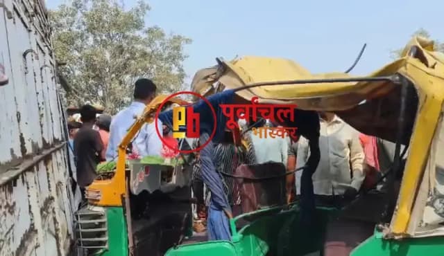 Chandauli News: अनियंत्रित सीएनजी ऑटो सड़क पर पलटी, पिकअप से टकराई, एक की मौत, कई घायल.
