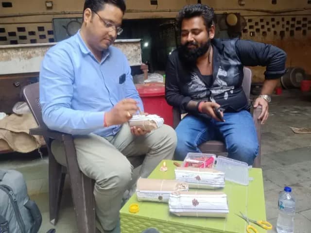 Chandauli News: होली से पहले मिलावटखोरों पर शिकंजा, नमकीन फैक्ट्री सहित कई प्रतिष्ठानों पर छापा.
