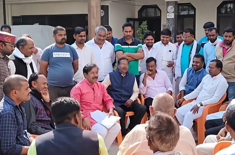 Chandauli News: कैबिनेट मंत्री अनिल राजभर ने सुनी जनसमस्याएं, अधिकारियों को दिए निर्देश.
