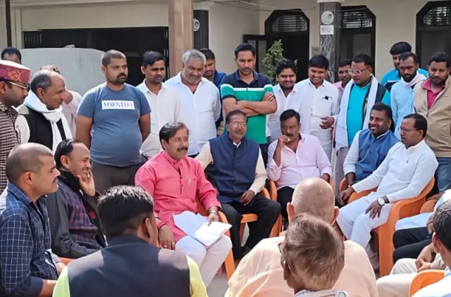 Chandauli News: कैबिनेट मंत्री अनिल राजभर ने सुनी जनसमस्याएं, अधिकारियों को दिए निर्देश.
