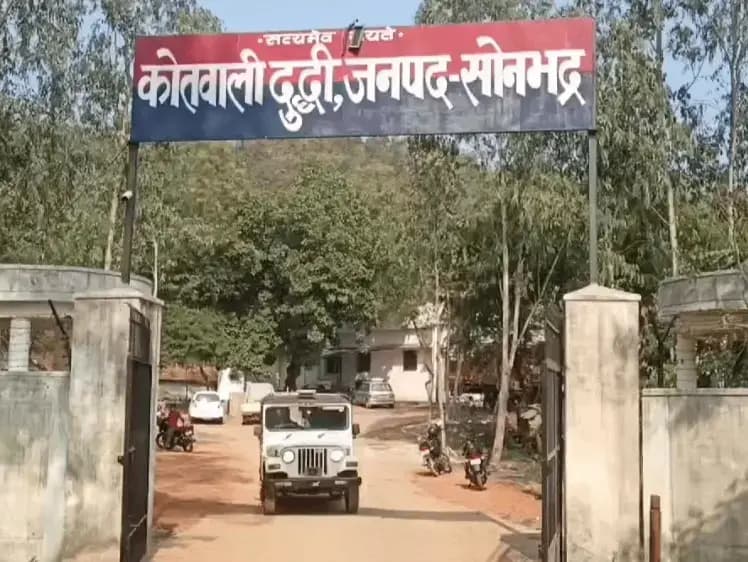 Sonbhadra News: रेलवे ट्रैक पर 30 वर्षीय महिला का संदिग्ध हालत में शव मिलने से सनसनी.