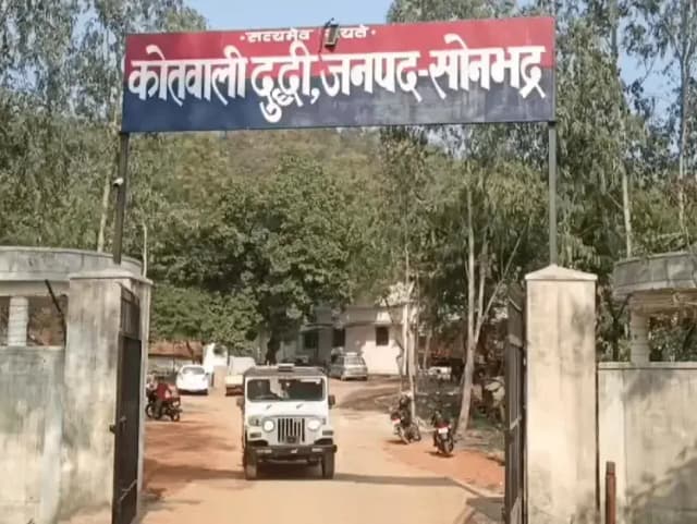 Sonbhadra News: रेलवे ट्रैक पर 30 वर्षीय महिला का संदिग्ध हालत में शव मिलने से सनसनी.