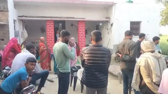Chandauli News: छत के रास्ते घर में घुसे चोर, लाखों के आभूषण व नगदी किया पार.
