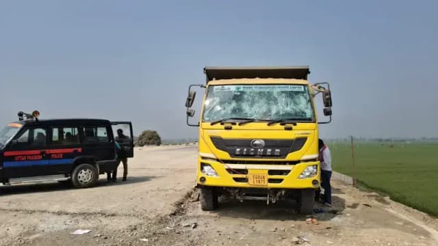 Chandauli News: डंफ़र की टक्कर से युवक की मौत, आक्रोशित ग्रामीणों ने वाहन किया क्षतिग्रस्त.

