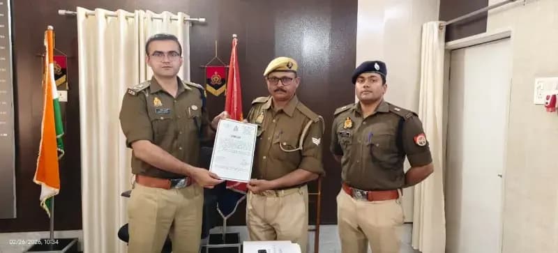 Chandauli News: छिनैती कांड का खुलासा करने वाले हेड कांस्टेबल को एसपी ने किया सम्मानित.
